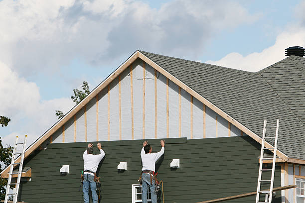 Professional Siding Replacement technician working in Roselle, IL
